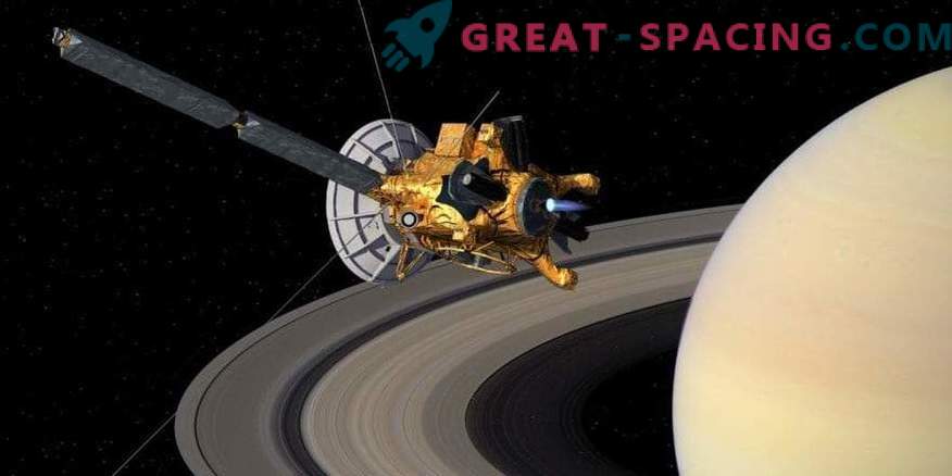 Касини демонстрира промени в масивните полярни вихри на Сатурн