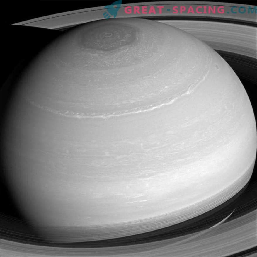 Учените разсейват мита: Сатурн няма да може да плува във вода