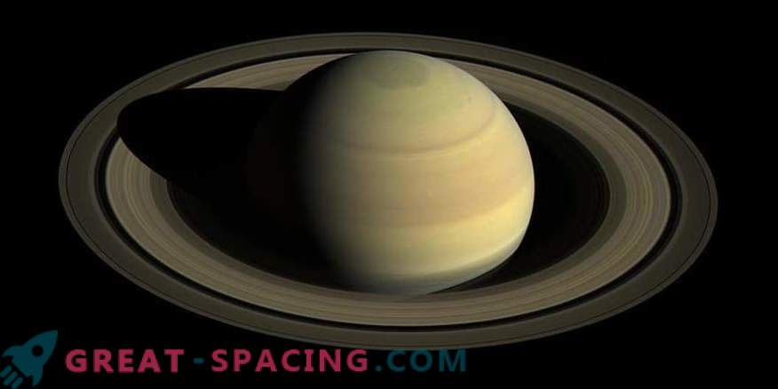 Учените разсейват мита: Сатурн няма да може да плува във вода
