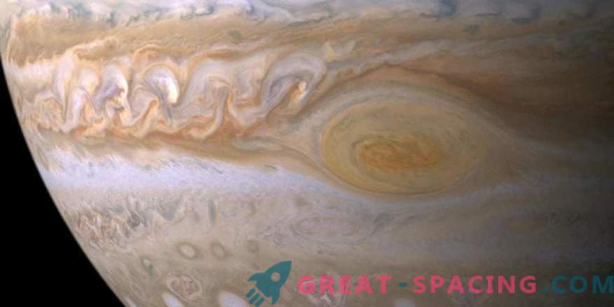 Червеното петно ​​на Юпитер става по-високо