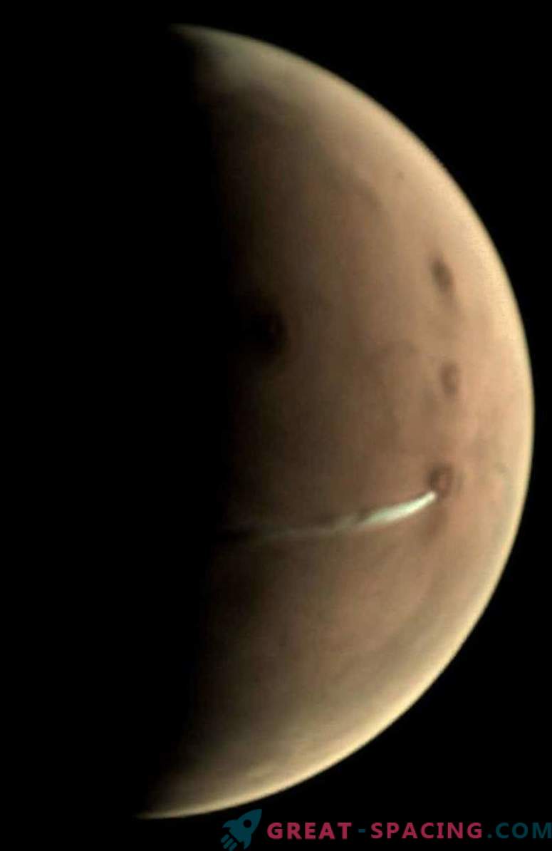 Над Марс виси необичаен облак