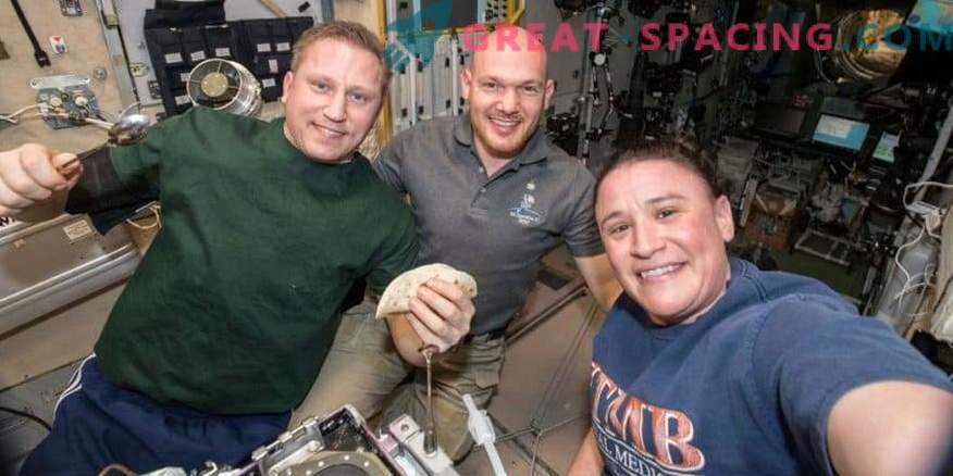 Благодарността в космоса! Как астронавтите празнуват празник в орбита?