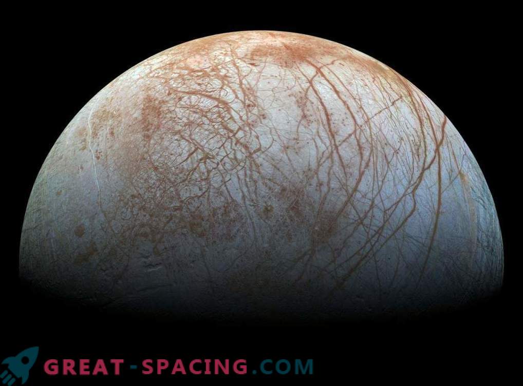 НАСА представи обработен образ на загадъчна Европа