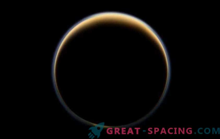 Тайнственият Титан има призрачна светлина