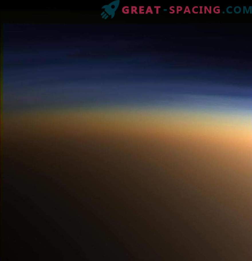 Тайнственият Титан има призрачна светлина