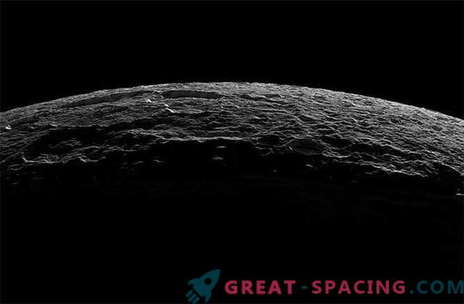 Защо са изтрити кратери на спътниците на Сатурн?