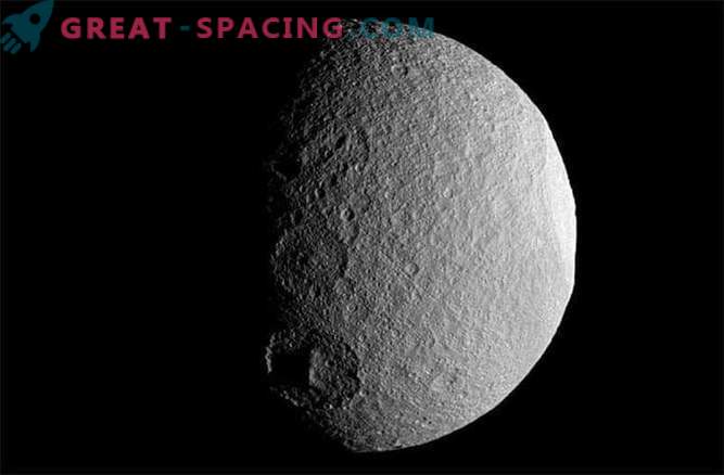 Защо са изтрити кратери на спътниците на Сатурн?
