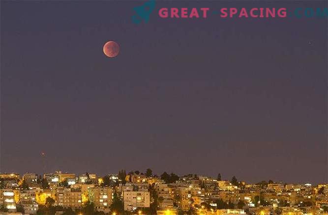 Зашеметяващата Blood Moon удари света: снимка