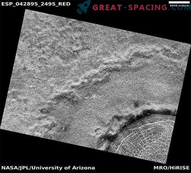 Орбиталката е заловила кратер, пълен с пукнатини по повърхността на Марс