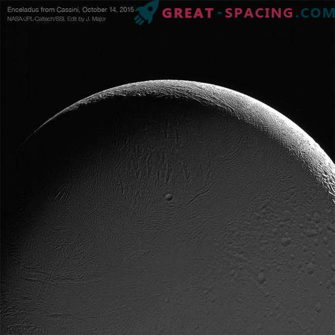 Cassini probes Enceladus, зашеметяващи снимки