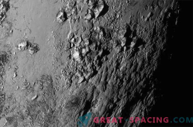Нови хоризонти: Плутон има ледени планини, Харон е активен