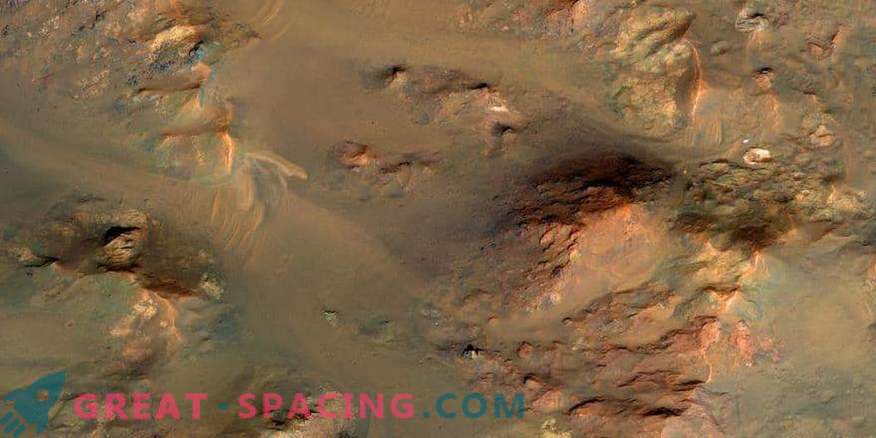 Водата може да тече по древен хладен Марс