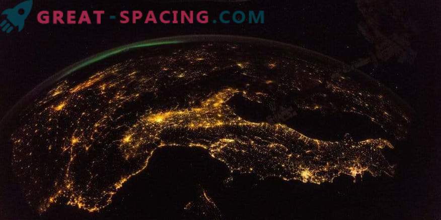 Невероятна гледка от МКС до нощта Земя.