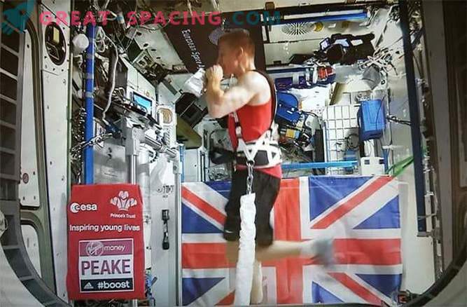 Английският астронавт е управлявал Лондонския маратон на 60 000 мили