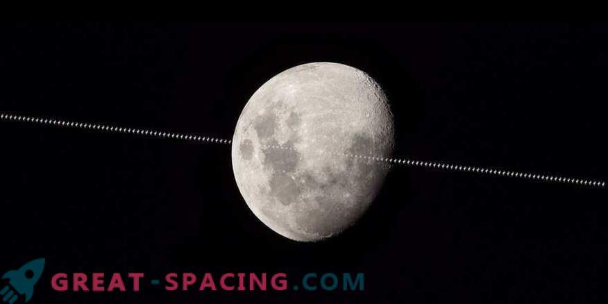 Международната космическа станция лети на фона на луната