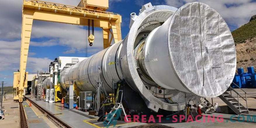 Най-големият ракетен двигател с твърдо гориво е готов за първото изгаряне
