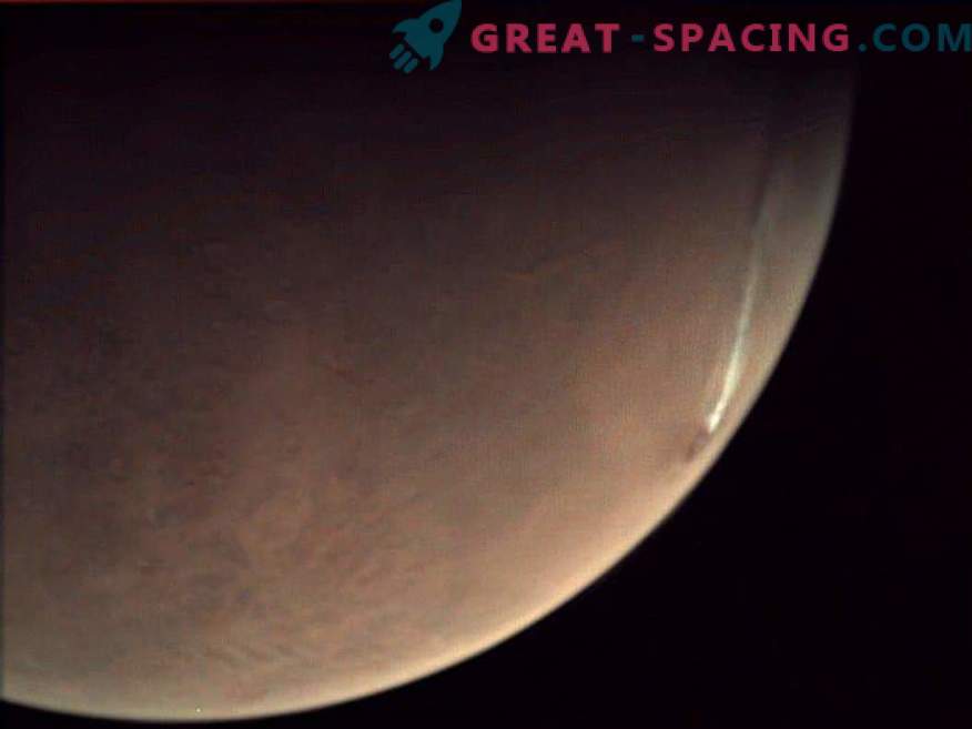 Вулканична активност на Марс? Тайнственият облак се простира над марсианския вулкан