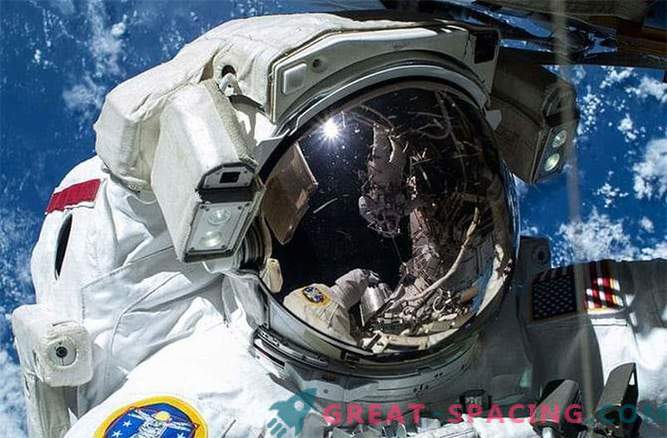 Открити са течове на вода от костюми на астронавти