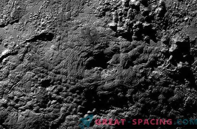 Странни планини на Плутон могат да бъдат ледени вулкани