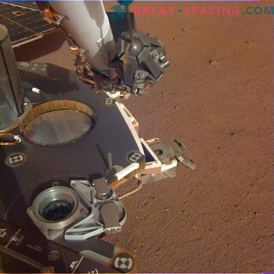 InSight освобождава роботизирана ръка! Нови снимки от Марс