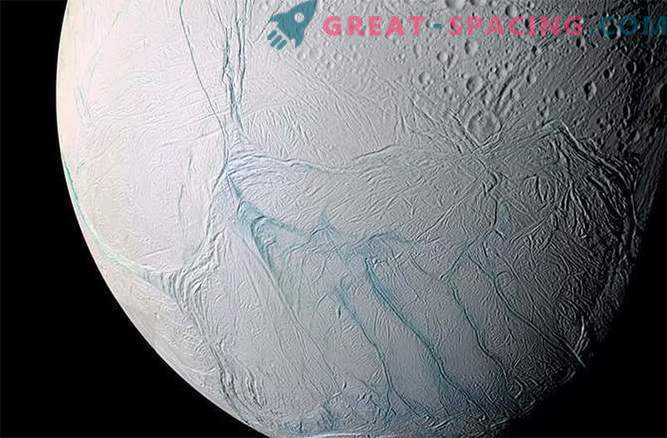 Сателитът на Сатурн Енцелад има океан под повърхността му