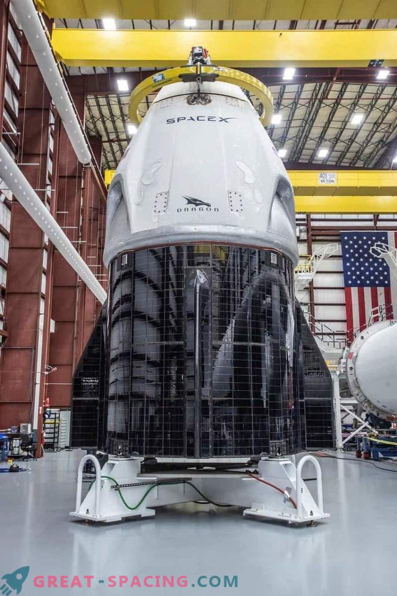 Първият космически кораб на SpaceX е готов за дебют