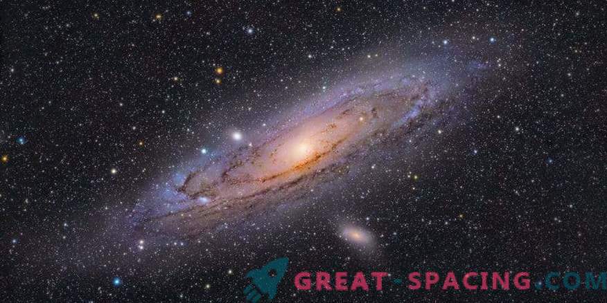 Галактиката Андромеда трепти в колоритното море на звездите