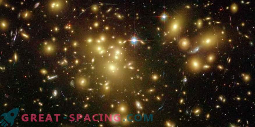 Природа на изключително масивни галактически групи