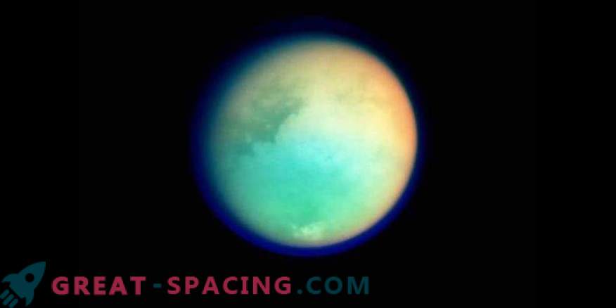 Сателитът на Сатурн Титан показва пресни валежи.