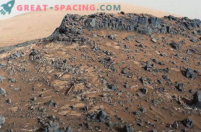 Марсовият ровер откри богати минерални утайки в скални пукнатини