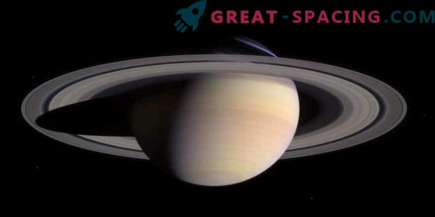 Водата в пръстените и спътниците на Сатурн напомня на земята