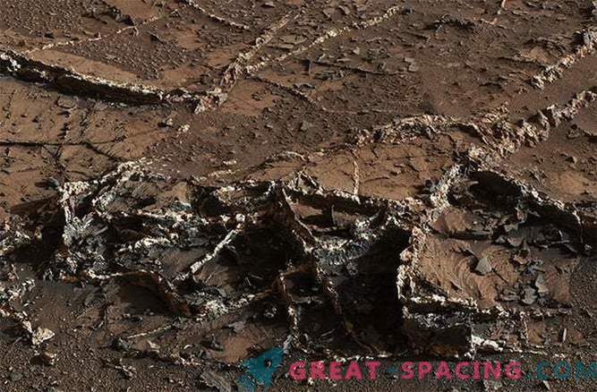 Любопитство Марс Ровер е открило следи от минерали