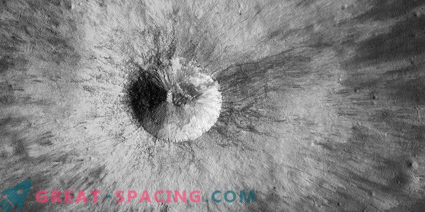 Невероятна картина на кратера на луната