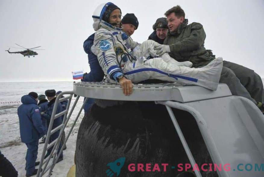 Астронавтът и двама астронавти се завърнаха от МКС