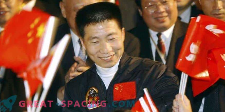 Китай увеличава екипажа за сметка на цивилни астронавти
