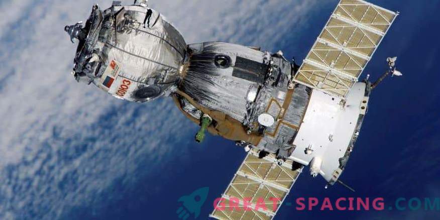 Капсулата на Съюза с астронавтите, пуснати на МКС