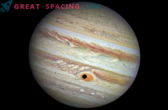 Сателитът на Юпитер прикрива Голямото червено петно ​​