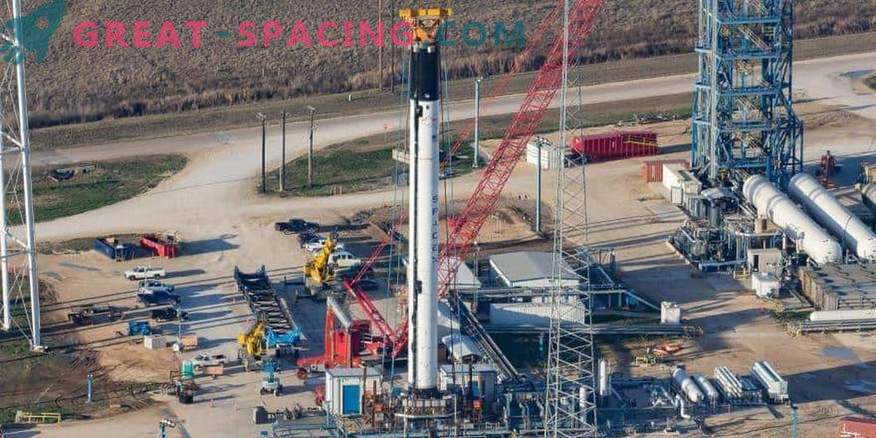 SpaceX отново забавя историческия старт на сателитите