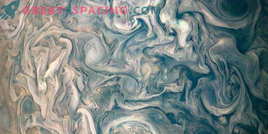 Снимки на космоса: Хаотични облаци на Юпитер