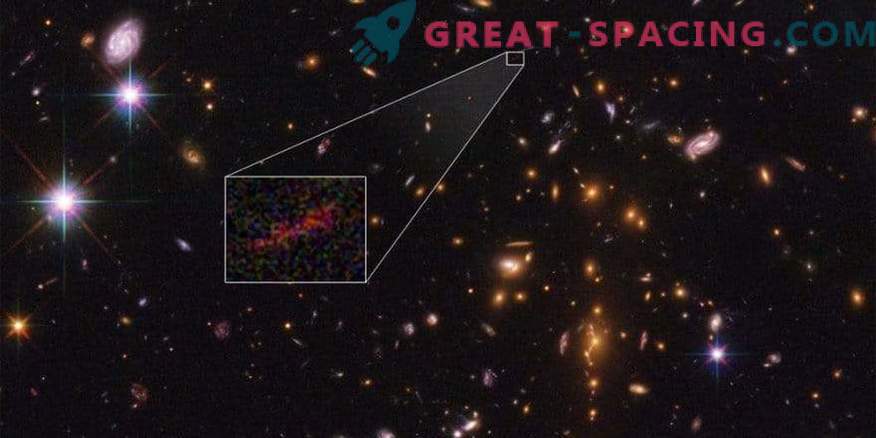Hubble и Spitzer се комбинират, за да получат подобрена снимка на далечна галактика