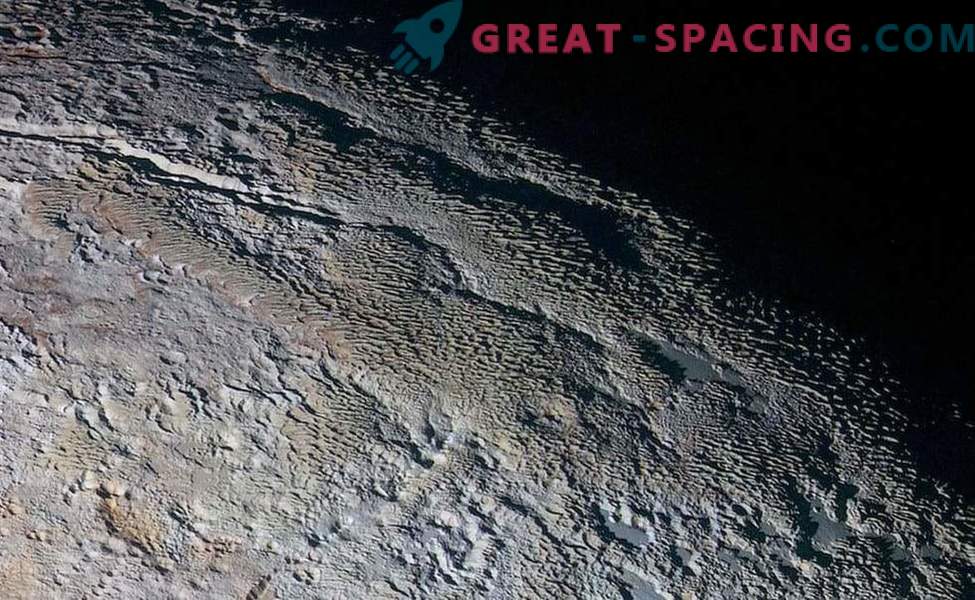 Spiny Pluto намеква за съществуването на ледени вълни в други светове