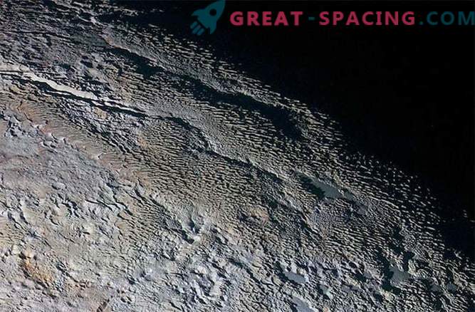 Тайнствената обиколка на Плутон: странен пейзаж, наподобяващ змийска кожа