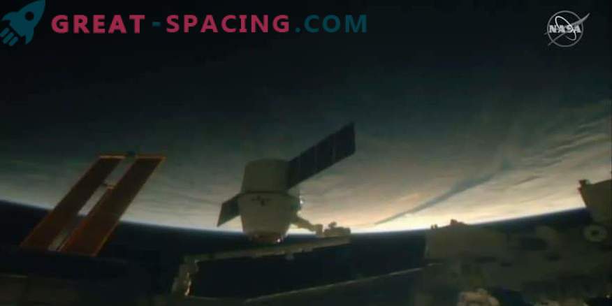 SpaceX's Dragon капсула доставя коледни лакомства на МКС