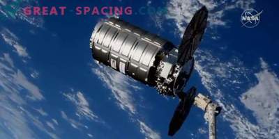 Товарен кораб Cygnus изважда боклука от МКС