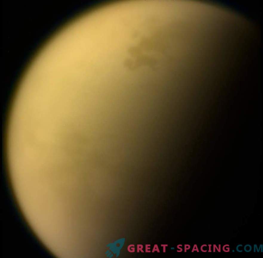 Открит облак лед е открит на Титан