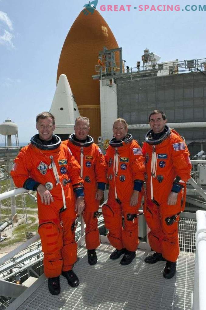 Boeing демонстрира примамливи космически костюми за астронавти