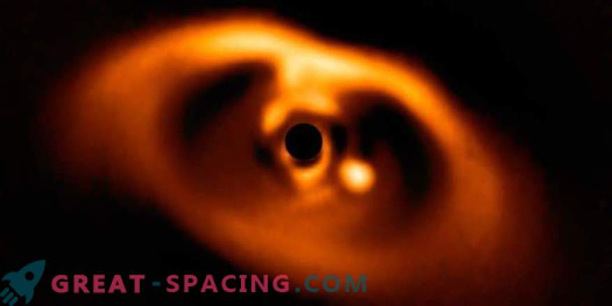 Първата потвърдена снимка на новородената планета