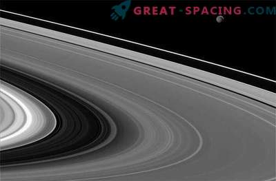 Тайнствената Мима се къпе в лъчите на слънцето от Сатурн