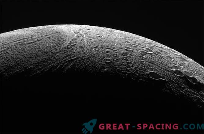 Cassini взе последните снимки на Enceladus