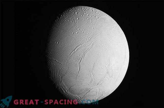 Cassini взе последните снимки на Enceladus